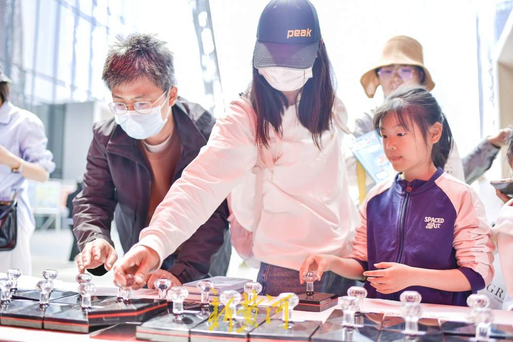济南市图书馆举办书香文化市集，科技和非遗擦出创新的火花