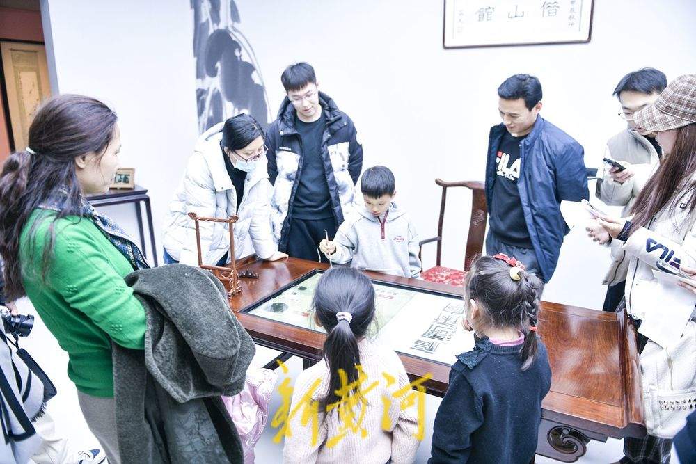 珍品汇聚展现艺术魅力 齐白石特展引来济南观展热