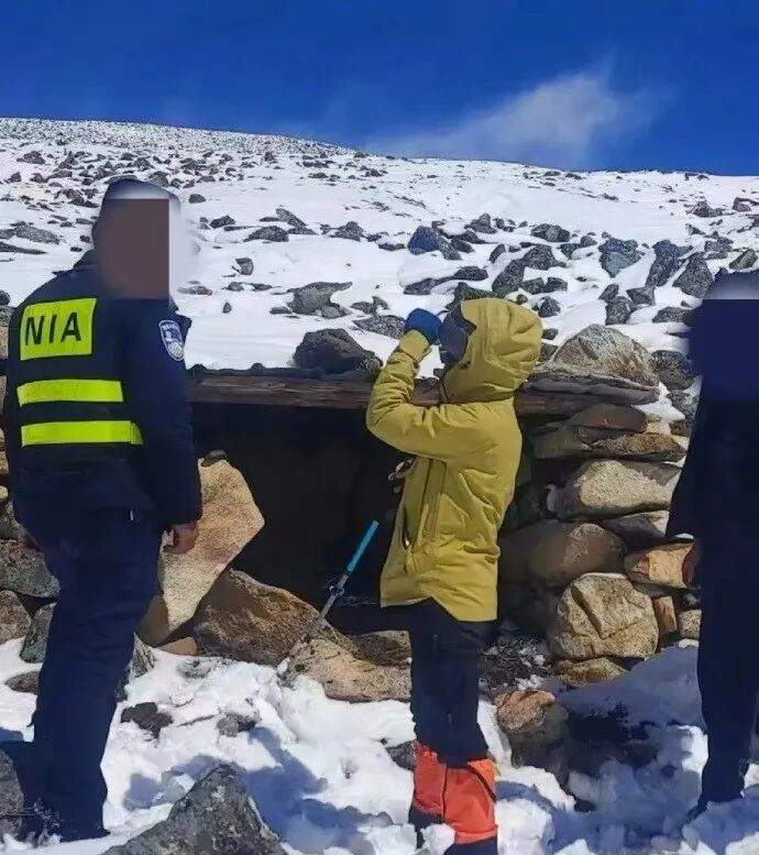 一女生西藏徒步雪后失联，用牛粪保温取暖，躲在牛棚通宵等待，救援人员：女生比较自责，靠冷静智慧救了自己，基本承担了村民救援费