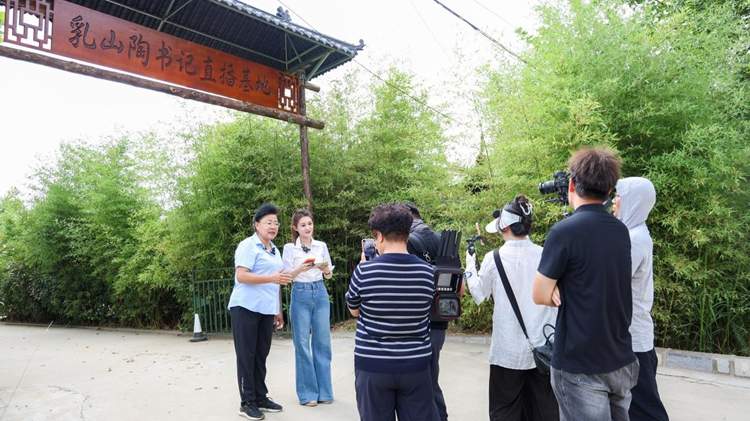 直播网红村丨手机成了“新农具”,山东威海市兴塂新村“播”出一条振兴路