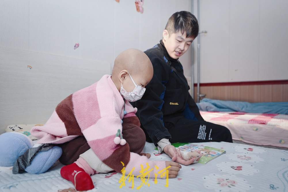 看着视频一点点学做饭，16岁哥哥带6岁妹妹在济抗癌