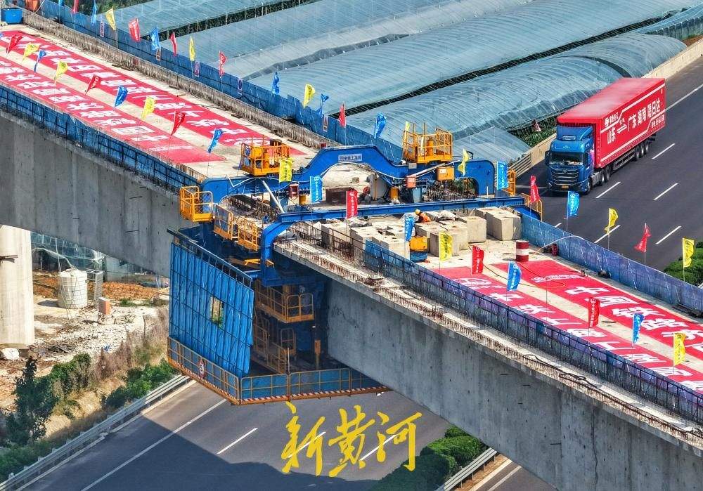 潍宿高铁跨京沪高速连续梁顺利合龙