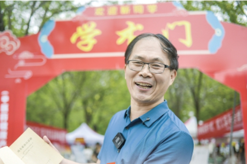 山东中医药大学迎来2025级新生 57岁研究生“再出发”