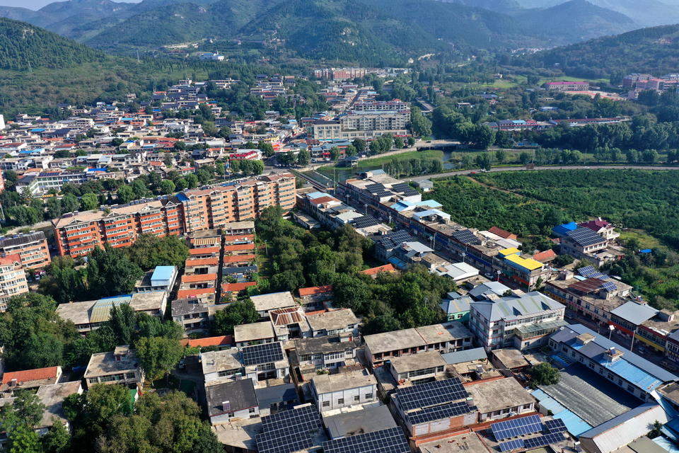 济南南山古镇旧貌换新颜，山水环绕成游客打卡点