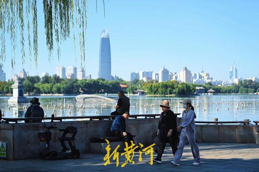 一年四季 泉在济南丨秋暖泉城，明湖晴空揽游人