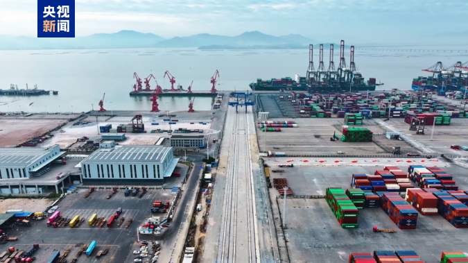 全国首条自动化码头抵港直装海铁联运专用线投运