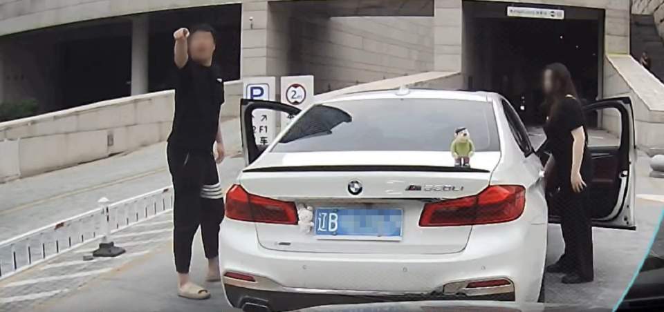 危险驾驶!宝马司机6次别停他人车辆被行拘5日 为路怒症买单