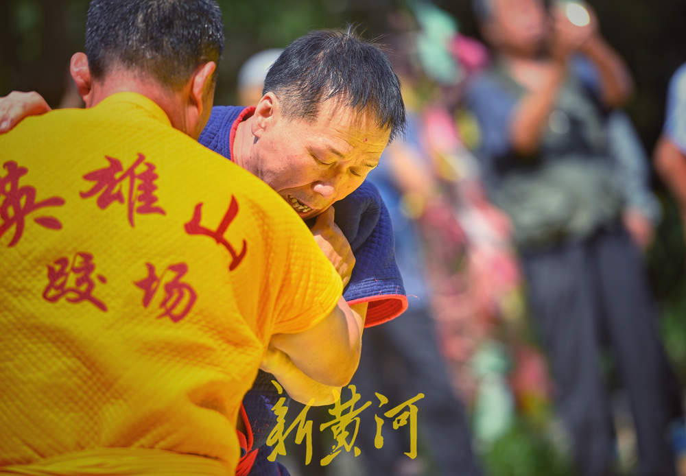 一“跤”高下，济南英雄山下再现摔跤名场面