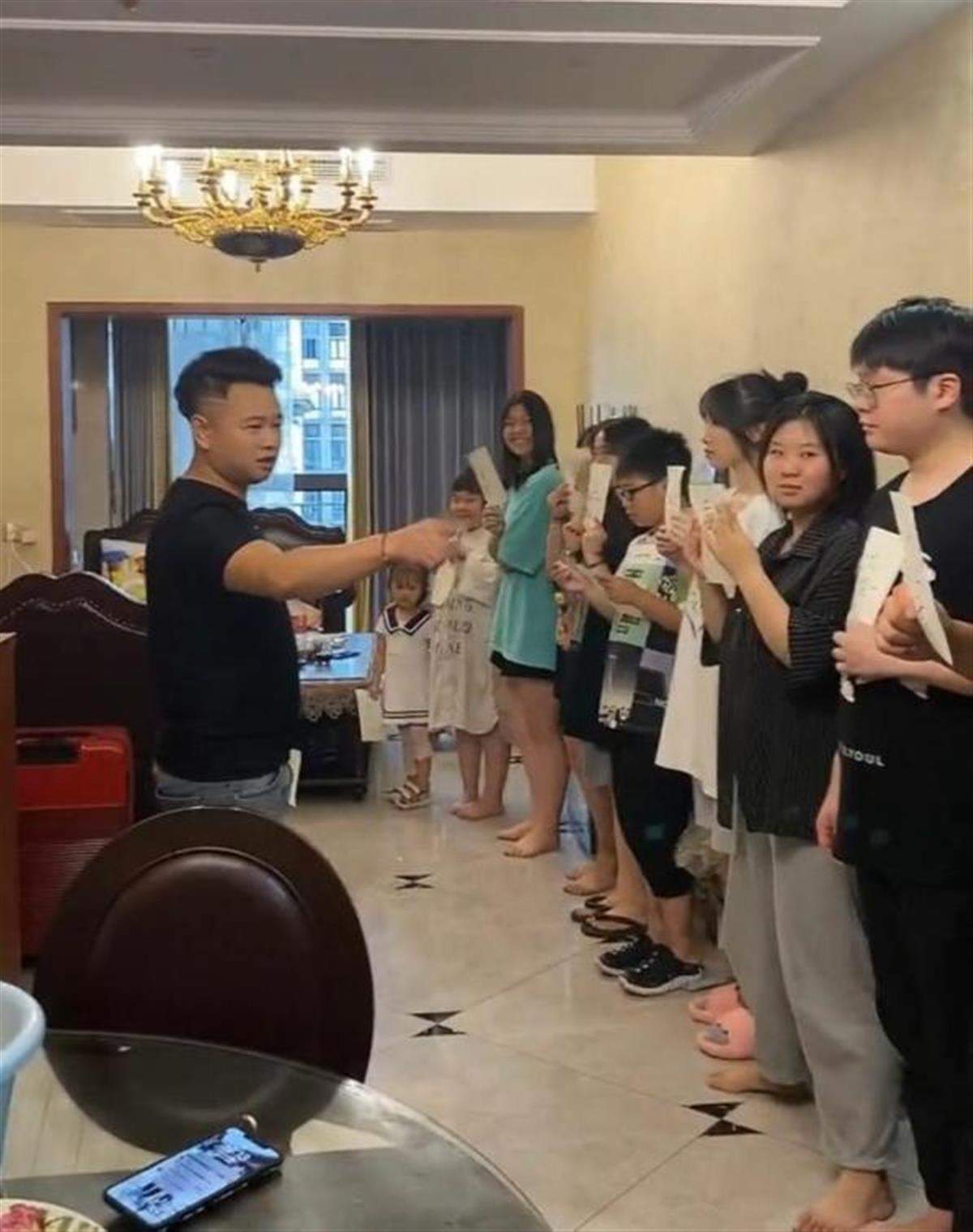 16个外甥来家过寒假,“宇宙舅舅”今年准备了三头猪,此前暑假花了6万元