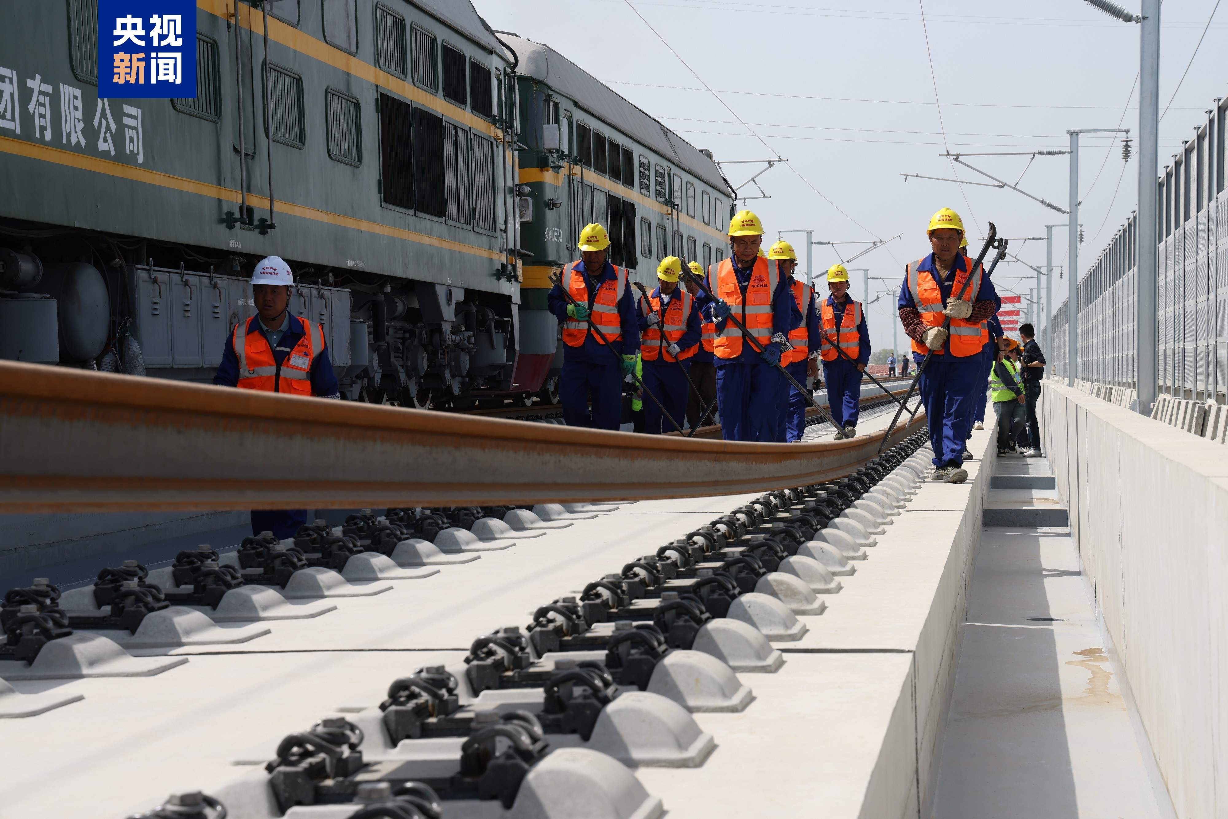 陕北革命老区首条高铁铺轨施工 西安→延安将缩短至1小时