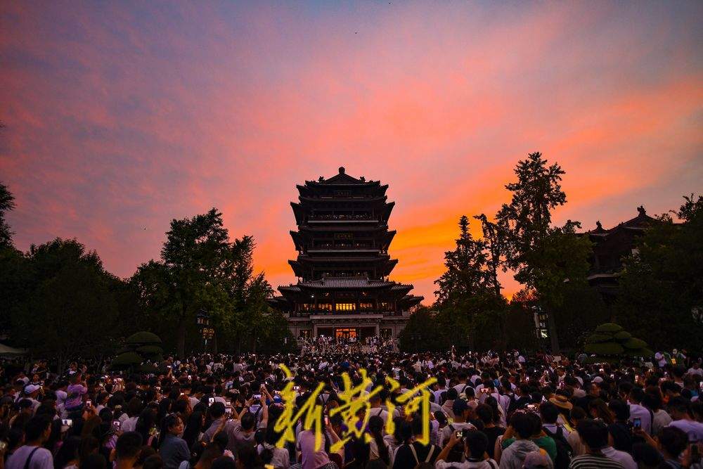 一年四季 泉在济南｜绚丽晚霞与超然楼同框 千名游客共赏初秋美景