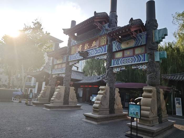 39℃高温抵挡不住的热情，五龙潭18℃清凉“爆改”高温剧本，从孩子戏水玩到老人下棋