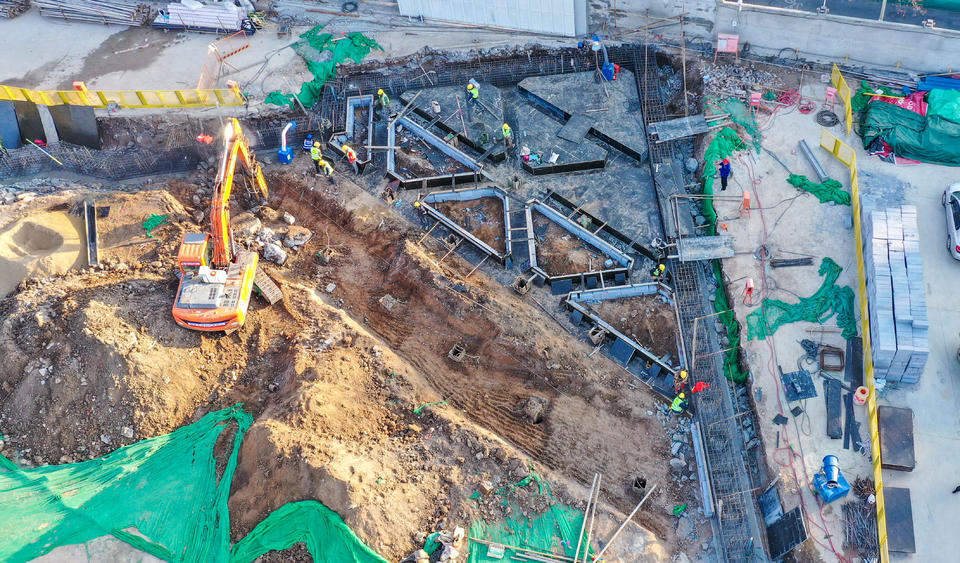 十几台大型机械在忙碌，千佛山北广场紧锣密鼓施工中