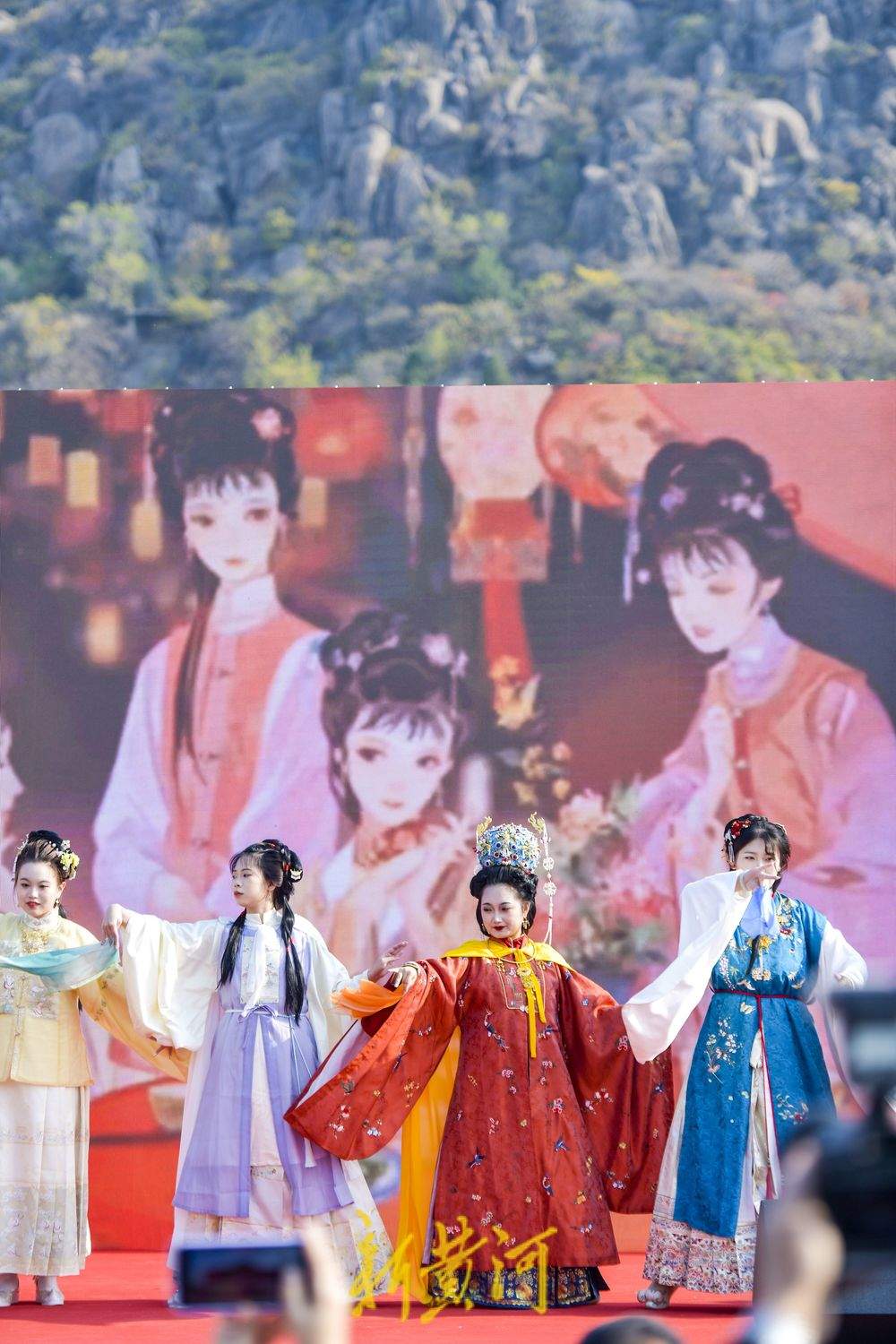 华山脚下开启汉服文化旅游节 华裳绽放传统文化之美