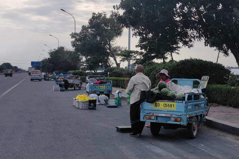 西瓜价格一周“拦腰斩”，供求关系失衡或为主因