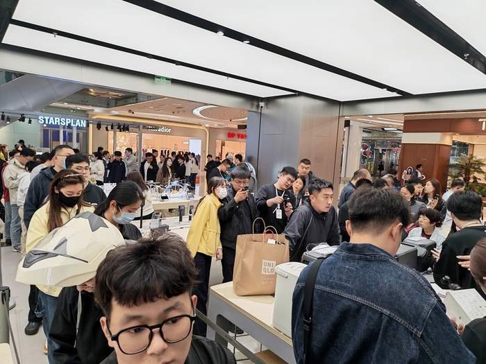 大疆Pocket 4发售即秒空，济南线下门店排长队