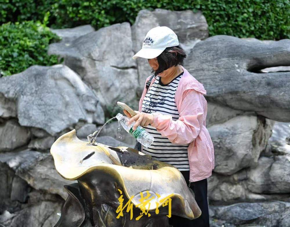 夏日寻凉好去处，济南护城河畔免费畅饮天然泉水