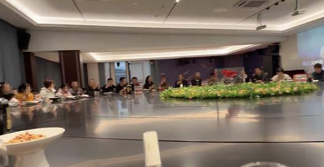 浙江一餐厅大圆桌可坐55人，网友调侃“有些菜，一旦错过就不再”；餐厅回应：同一道菜会点两至三份分开放，年底人多，需提前3天预定