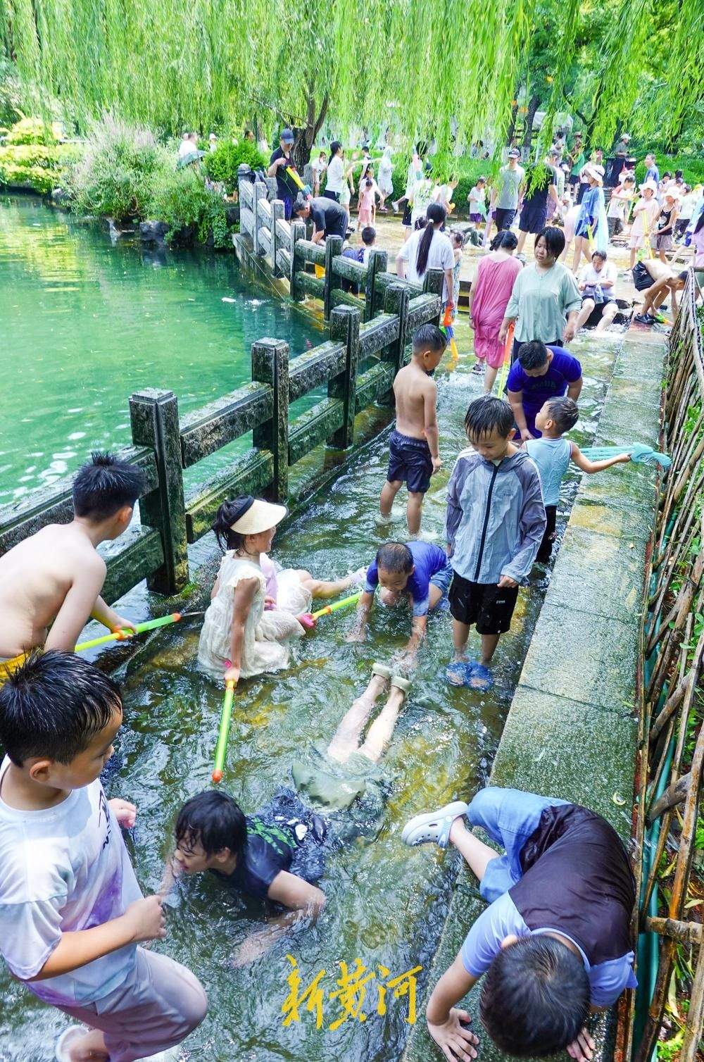 济南持续高温催热亲水游 戏水纳凉迎高峰