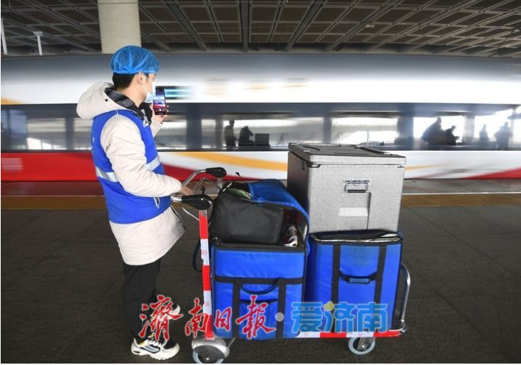 新春走基层｜从灶台到站台 分秒必争的“高铁外卖员”