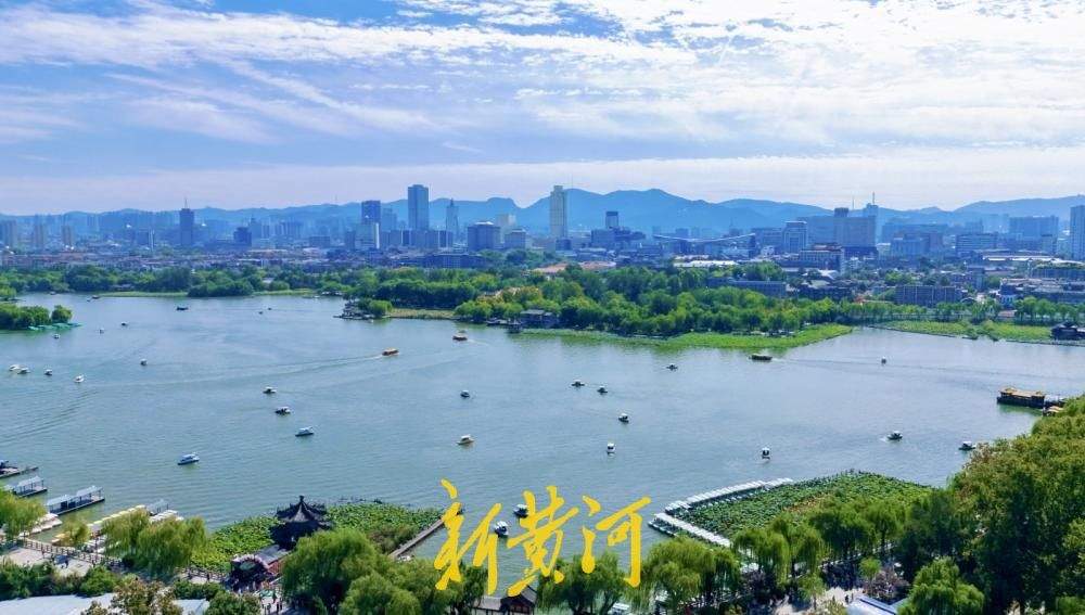 一年四季 泉在济南丨大明湖泛舟尽赏“一城山色半城湖”