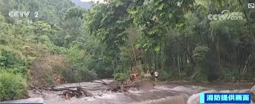 景区突发山洪游客被困 消防员紧急营救