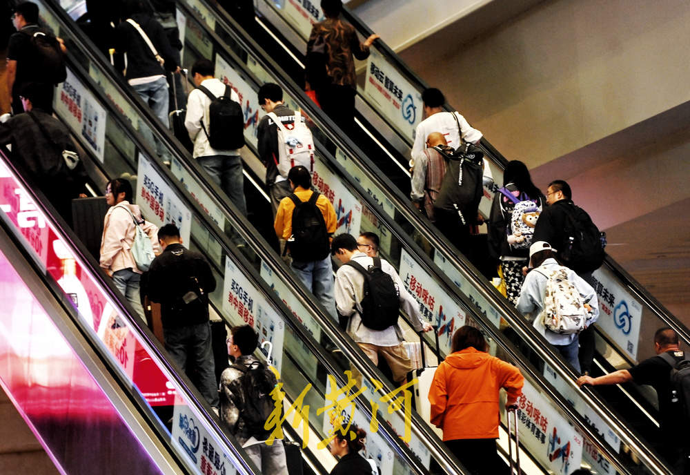 火车站里人从众，市民开启假期赶路模式