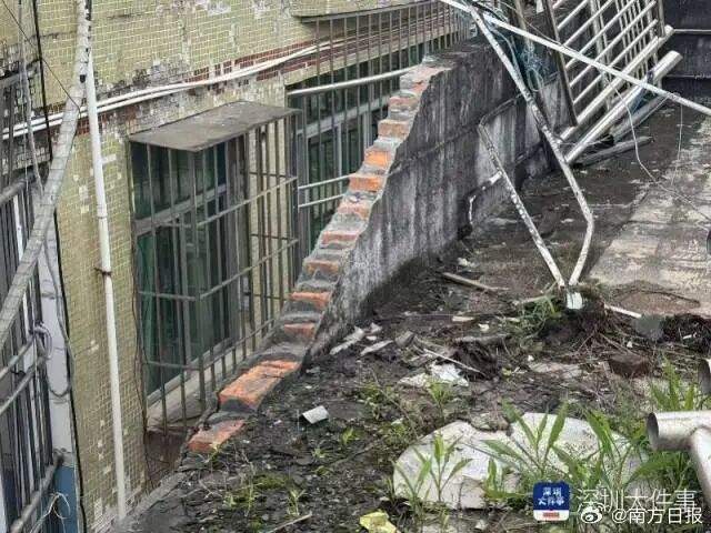 深圳一巨型水箱从14楼楼顶坠落，相邻两栋楼10余户阳台、10余台空调及电动自行车受损；官方回应：底座年久老化所致