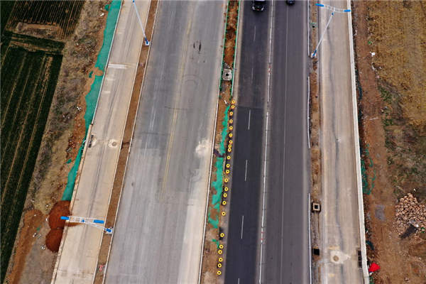 309国道章丘段改扩建路灯护栏到位，计划上半年通车