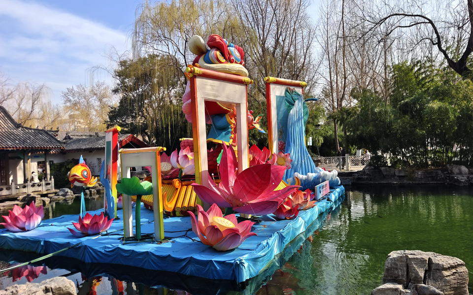 趵突泉畔花灯绮丽，春光里续写华章