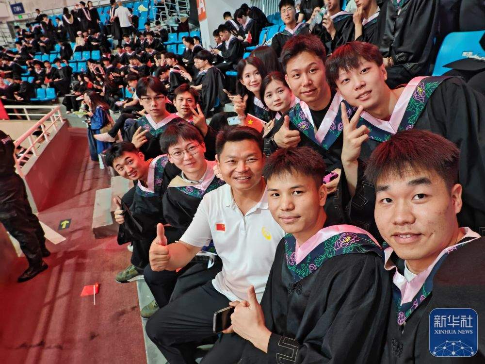 找到了！毕业典礼上与父亲视频的男孩正在贵州抗洪