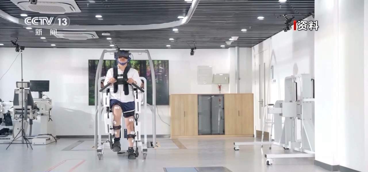 网友清华偶遇“头套”观众 他们在做一个特殊实验