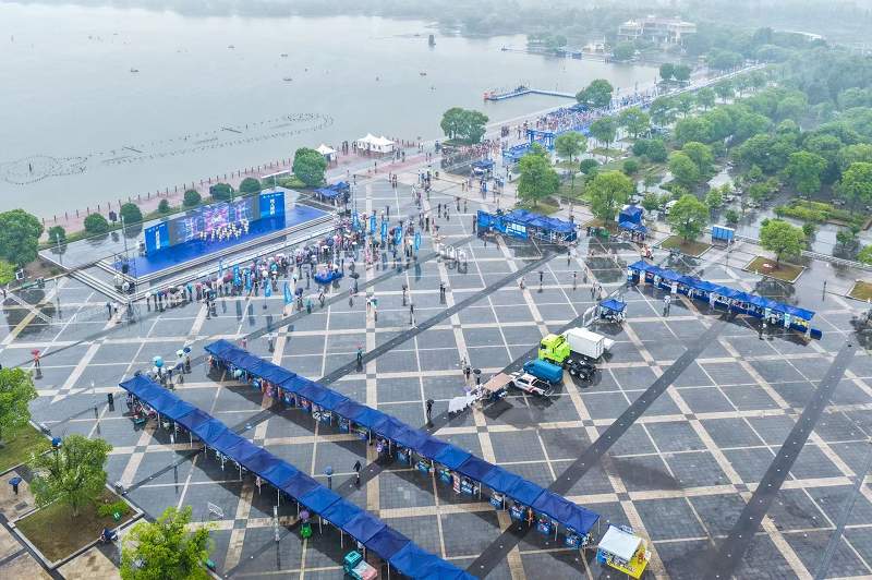 冠军品质，“雨”向上者同行！奇瑞商用车全程护航国家 级铁人三项公开赛