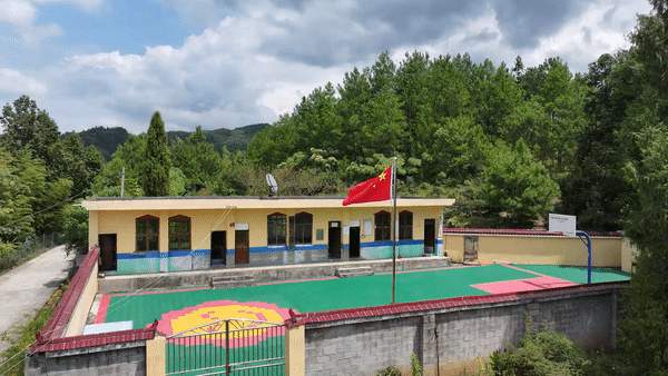 黑板前的你｜守护山村小学23年的“全能老师”
