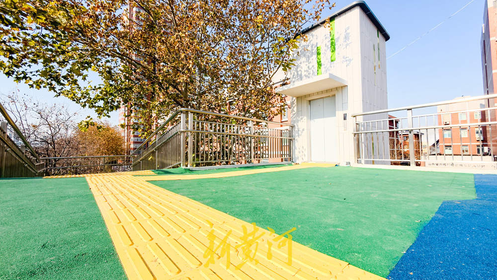 经十路泉城公园段过街天桥增电梯加盲道 市民过街“无障碍”