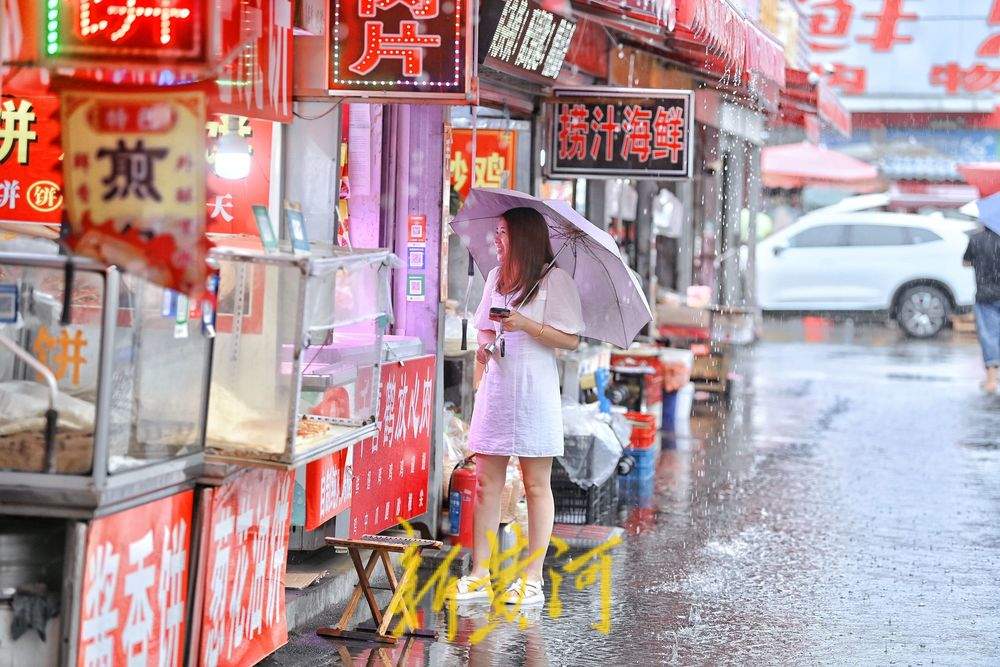 泉城迎秋雨 傍晚的农贸市场烟火气不熄