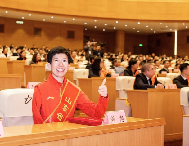 山东省举行自强模范表彰大会 独臂女将刘旭获殊荣