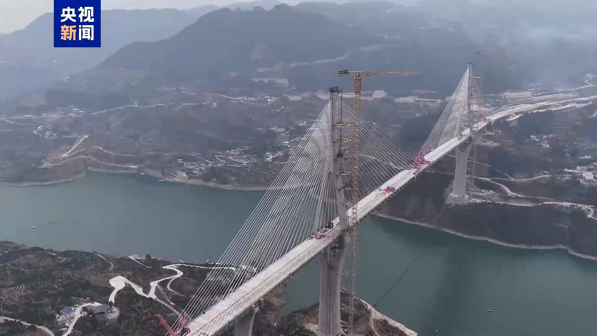 刷新世界桥梁跨度纪录 重庆奉建高速大溪河特大桥顺利合龙
