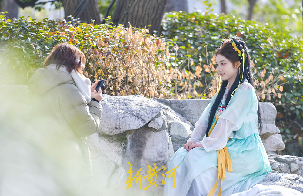 济南大明湖南岸遐园冬日迎汉服热 古风园林成打卡胜地