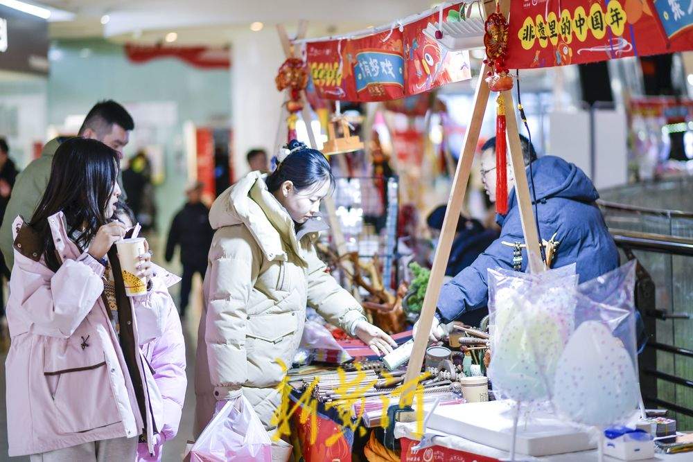 商场市集年味浓 市民“赶集”忙
