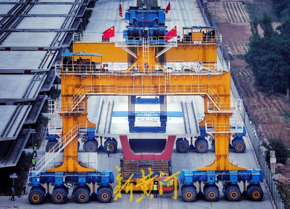 济枣铁路枣庄段首榀箱梁成功架设 