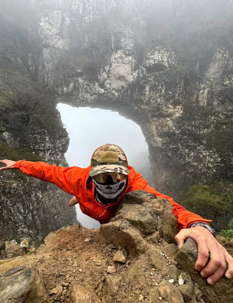 驴友将身体挂在南太行悬崖绝壁打卡?河南、山西两地否认在景区内:不建议去未开发区域