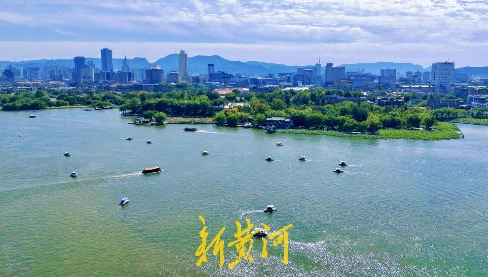 一年四季 泉在济南丨大明湖泛舟尽赏“一城山色半城湖”