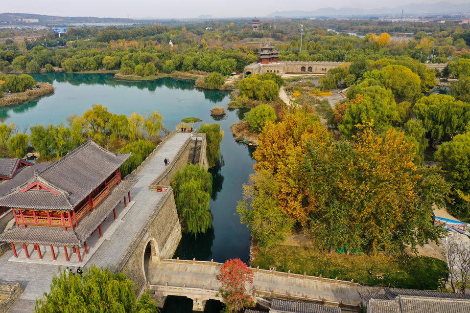 航拍章丘明水古城金色秋景，碧水、红树、青砖、黑瓦别有风韵