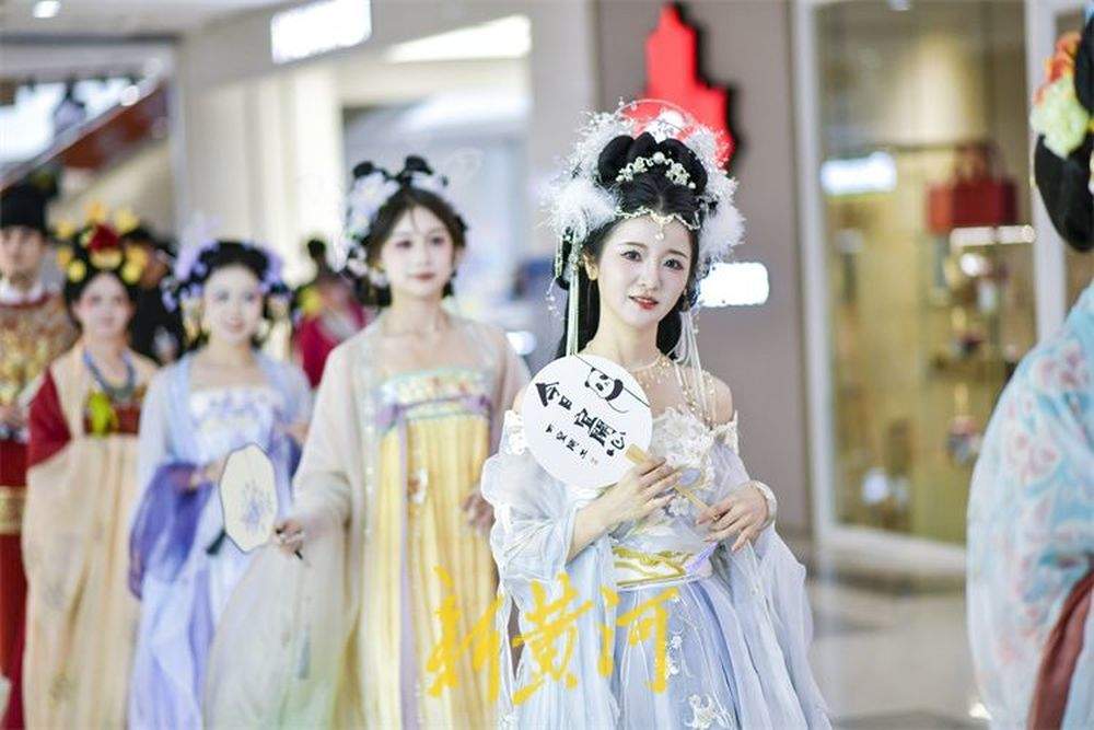 端午汉服巡游 感受国潮之美