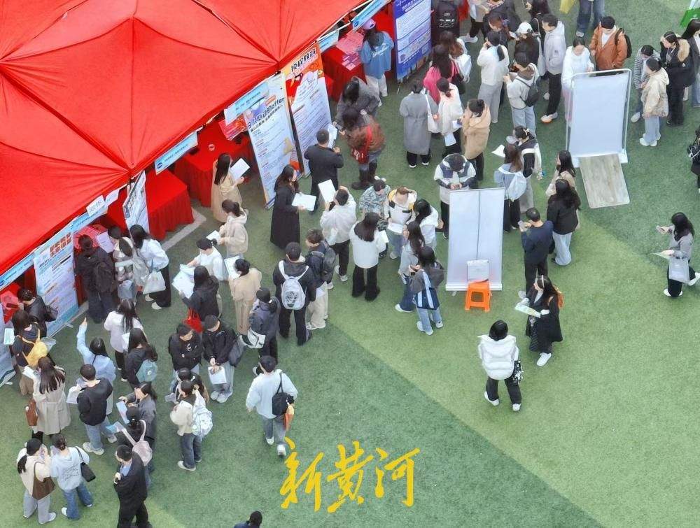 2026年驻济高校毕业生就业双选会举办，近万名高校毕业生入场求职