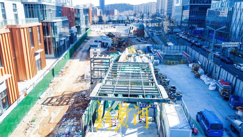 济南地铁6号线安成路站出口“露脸”，地下与地铁3号线相通
