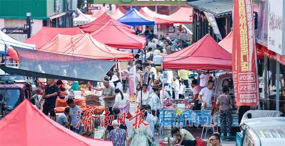 避高温泉城早市经济火热 瓜果蔬菜量足价稳