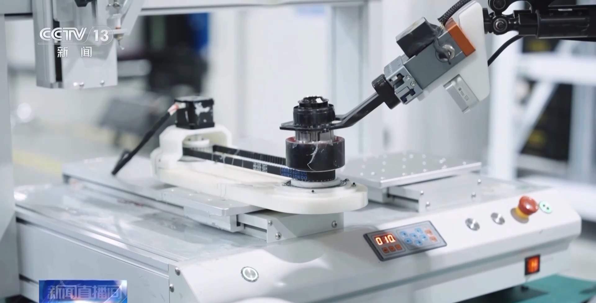 一天跑4个场地！走下舞台的机器人都在忙什么？