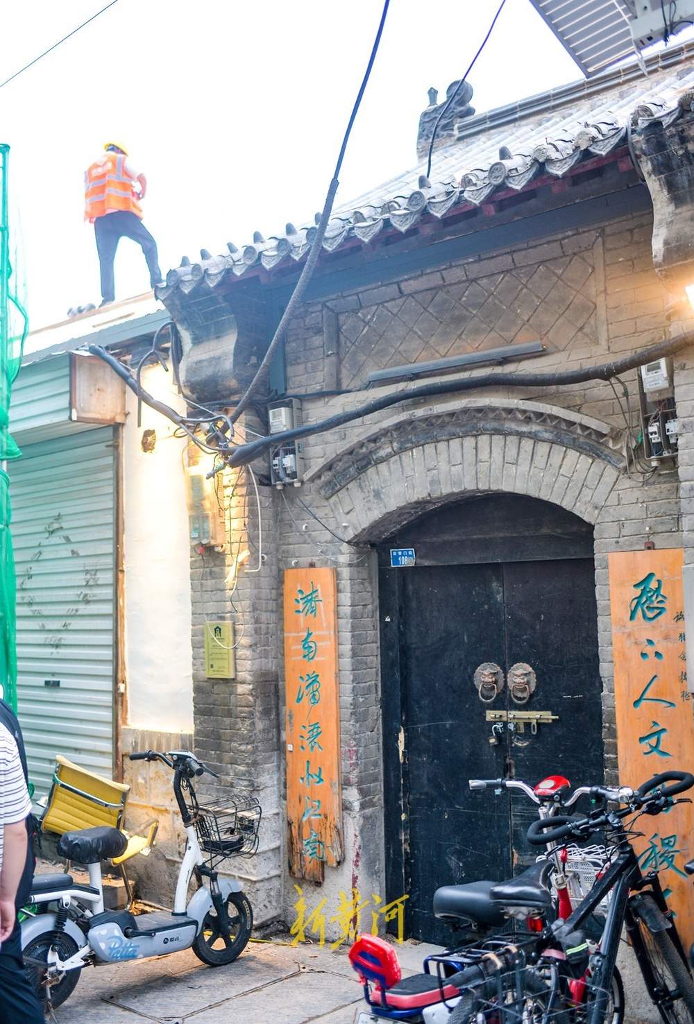 修屋顶换瓦片，济南明府城老建筑进行整体修缮